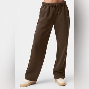 ALO Yoga Accolade Straight Leg Sweatpant
